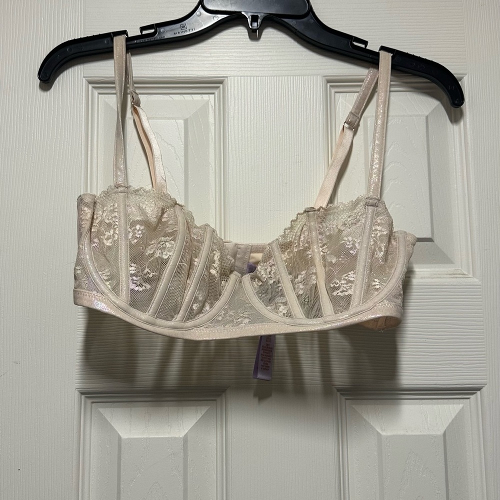 Savage x Fenty Women's Cream Bra is a Size 36D.
